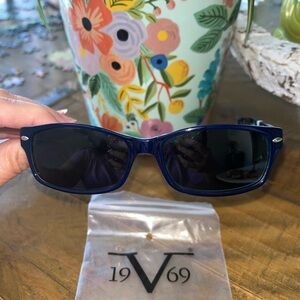 New in packaging 19V69 Versace
Abbigliamento Sportivo Sunglasses